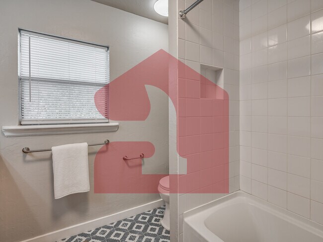 Building Photo - 1501 Gladstone Terrace