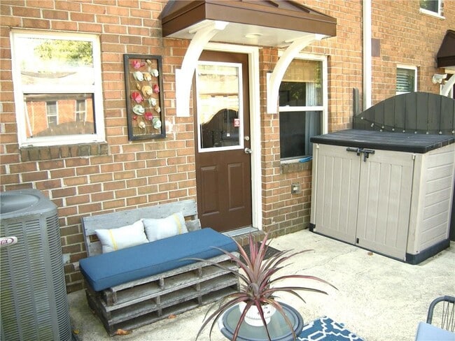 Building Photo - 125 N River Dr