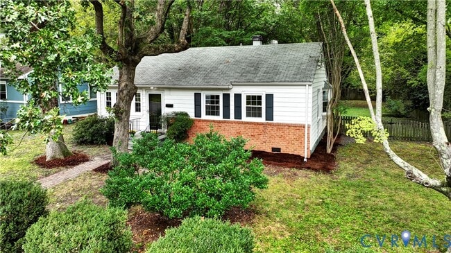 Building Photo - 6100 Hampstead Ave