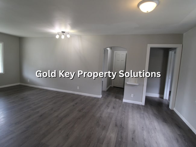 Building Photo - Attractive 2 BR 1 BA House with Garage and...