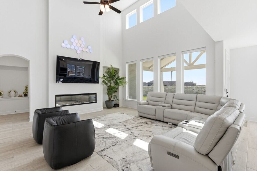 Building Photo - 396 Hollister Dr