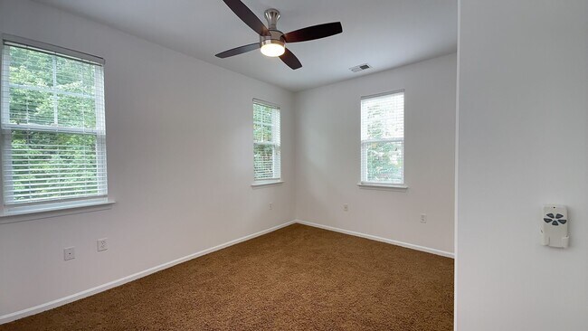 Building Photo - 662 Lacy Oak Dr
