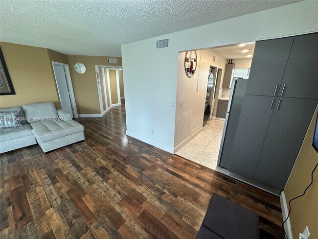 Building Photo - 2278 SE 27th Dr