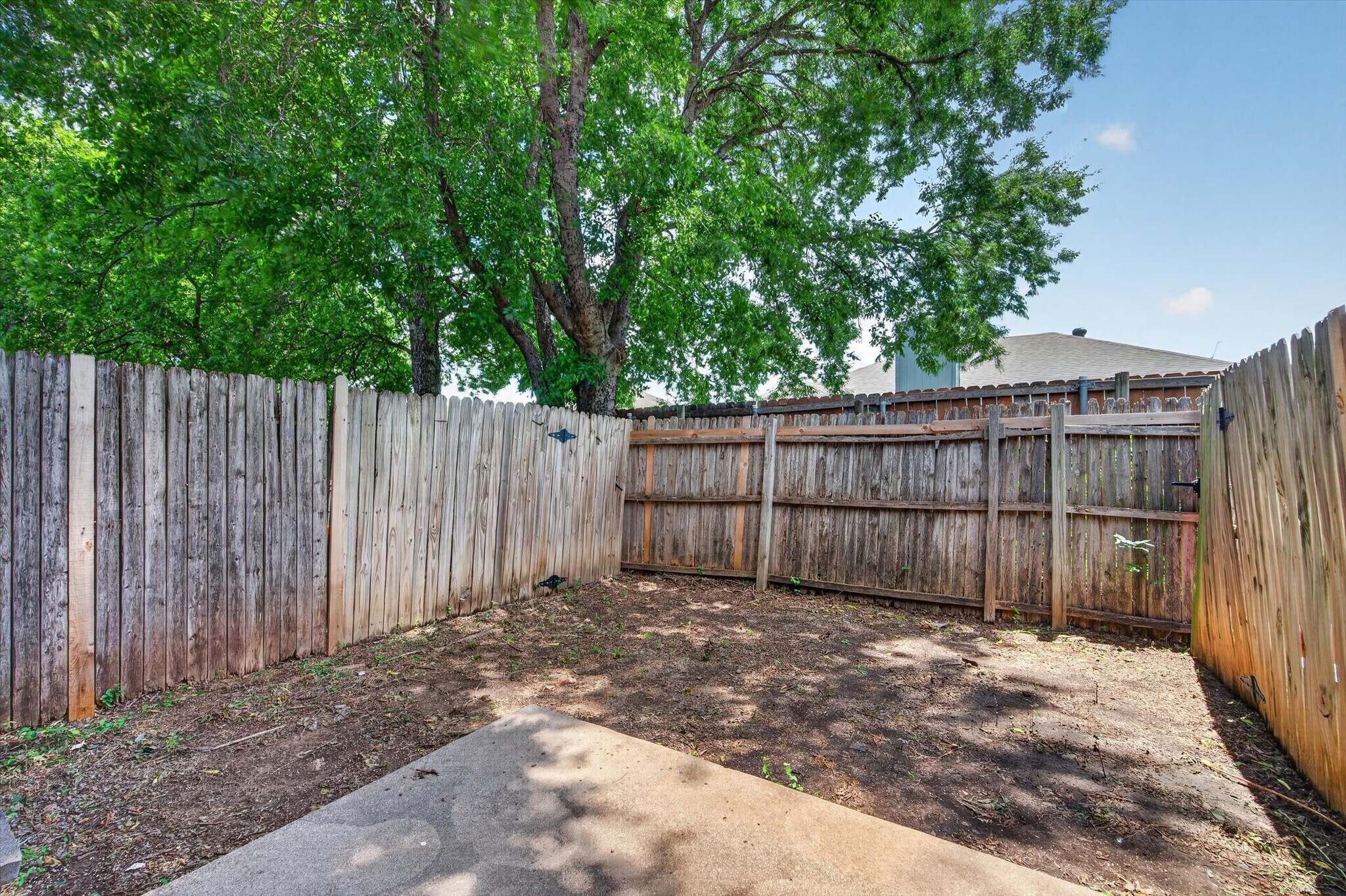 Building Photo - 305 Cambridge Dr