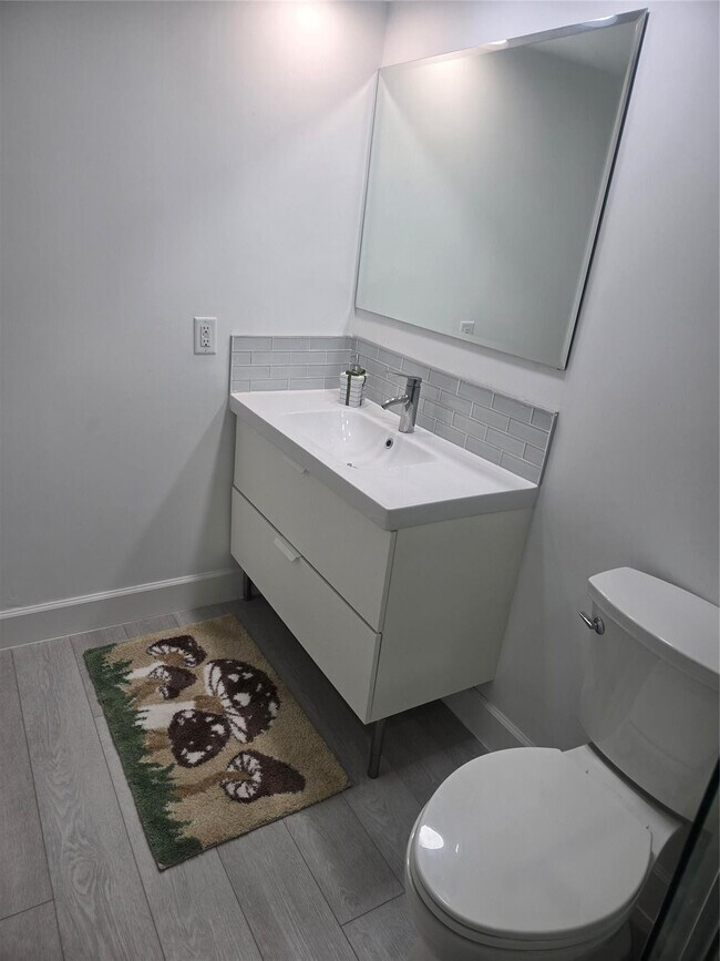 Building Photo - 1401 N Riverside Dr