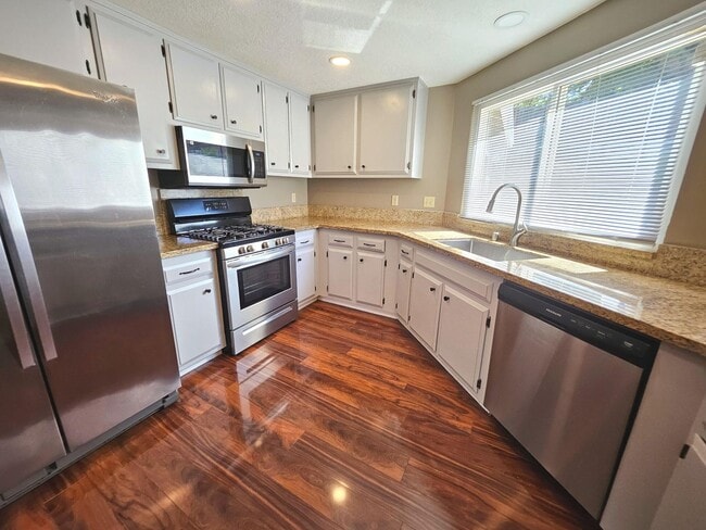 Building Photo - Beatifully updated 3 bedroom, 2 bath home ...