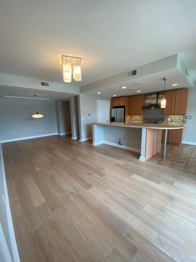 Building Photo - 250 Park Avenue W NW