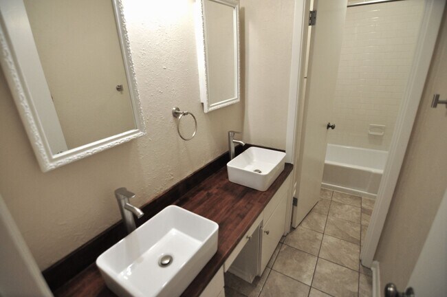 Building Photo - Beautiful Austin condo in amazing location!