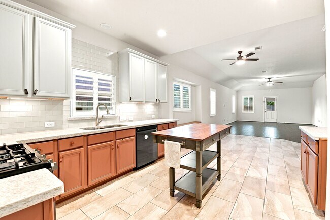 Building Photo - 24418 Lakecrest Bend Dr