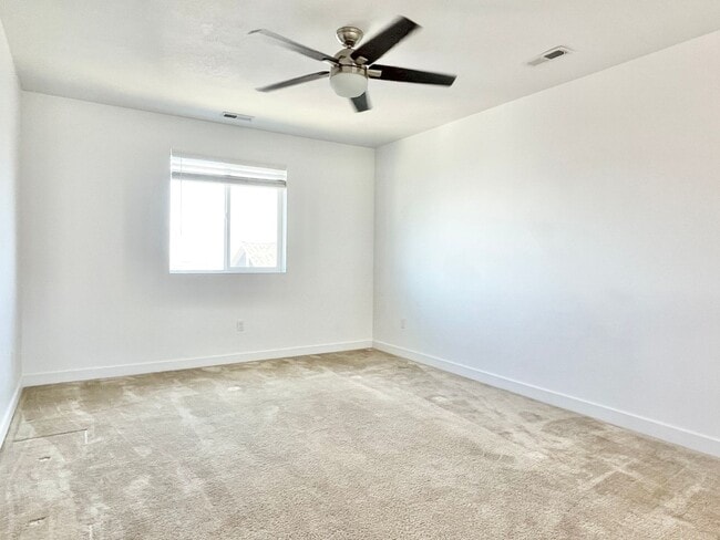 Building Photo - HOLIDAY MOVE IN SPECIAL!