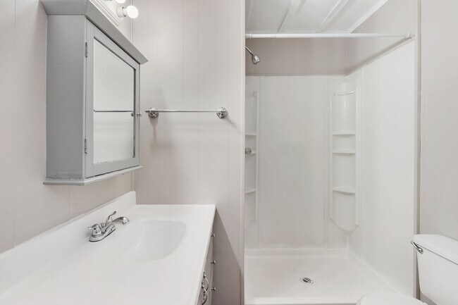 Building Photo - 3 Bed 2 Bath