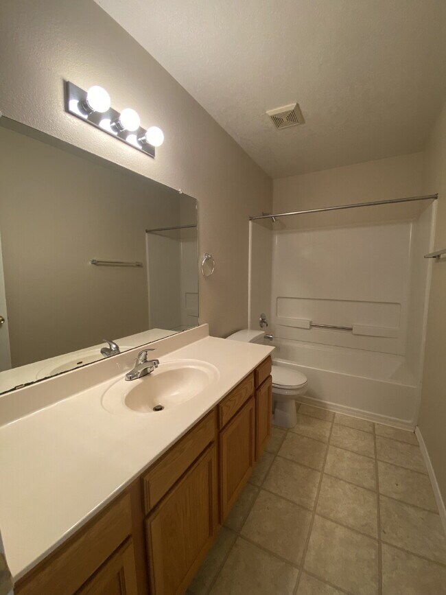 Building Photo - COMMUNITY POOL - LARGE 4 BEDROOM - Master Upstairs