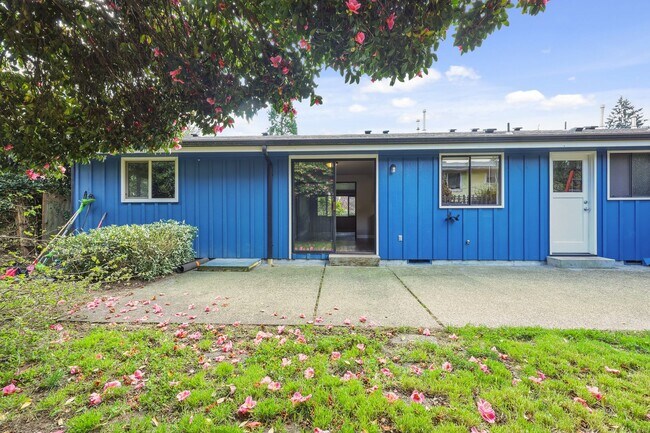 Building Photo - Move in ready NOW! Desirable west side location! 2 bed/ 1.75 bath. Olympia school district.