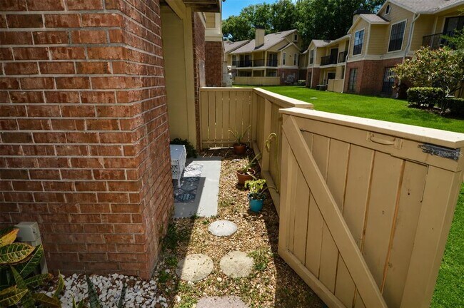 Building Photo - 8625 Mallard Reserve Dr