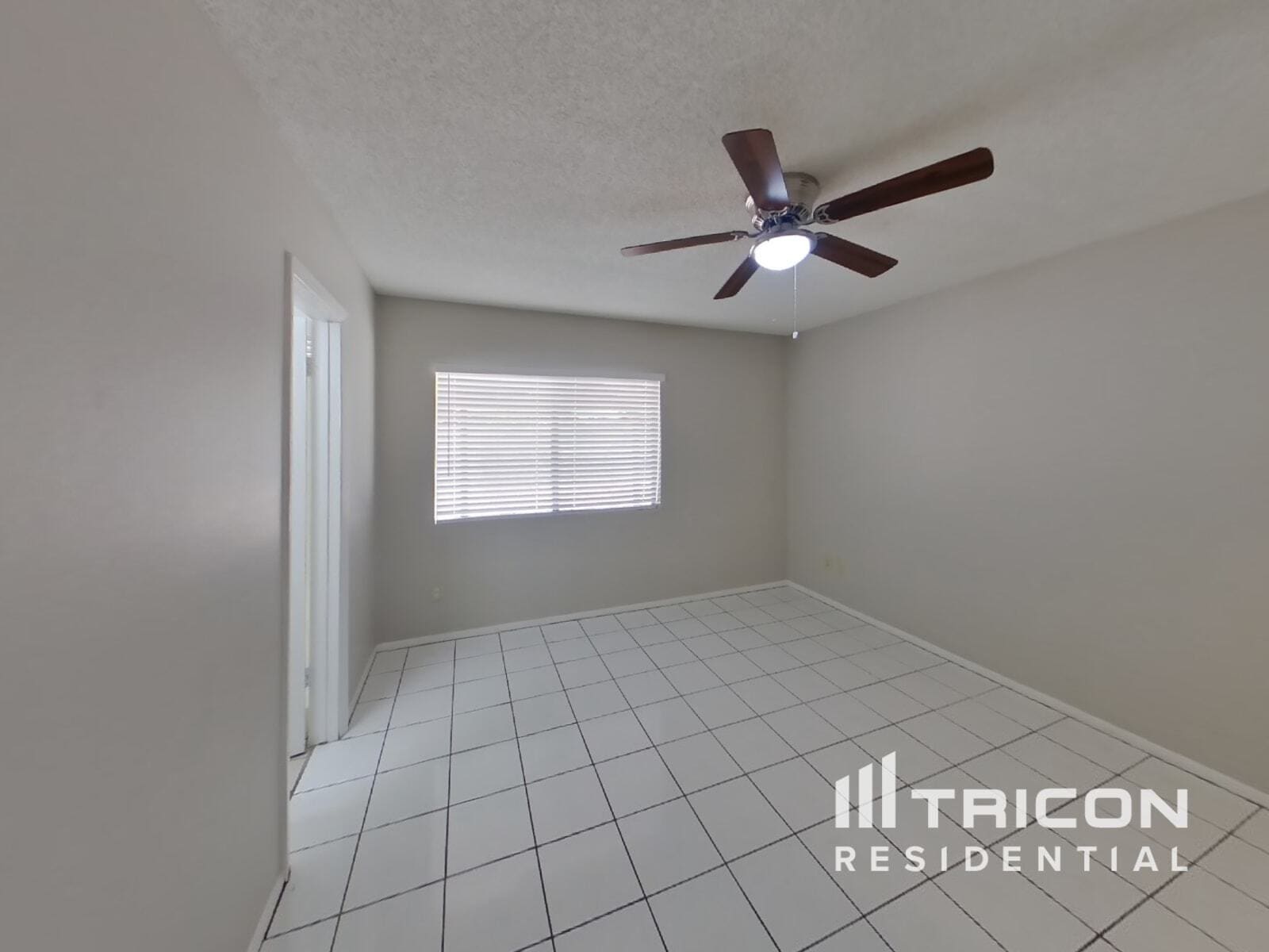 Building Photo - 8838 W Cinnabar Ave