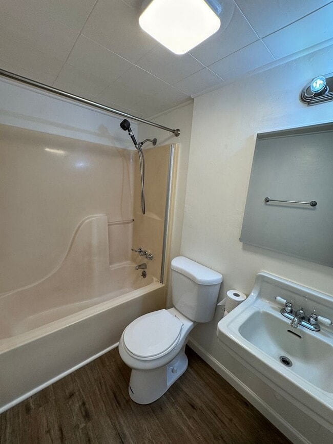 Building Photo - Small 2 bedroom home with fenced yard