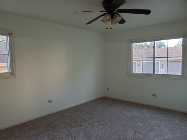 Building Photo - 833 Village Quarter Rd