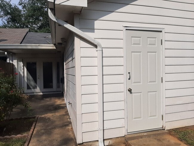 Building Photo - Adorable 2-Bedroom, 2-Bath Townhome Near A...