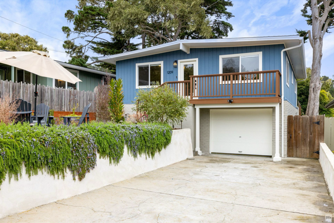 Building Photo - Pacific Grove 3 Bedroom Gem