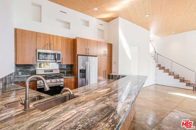 Building Photo - 2452 Penmar Ave