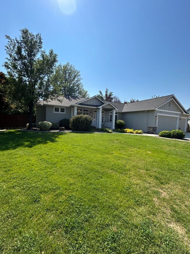 Building Photo - Impressive Home w/ 6 Bedrooms, Full Finish...