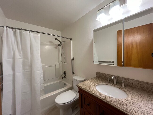 Building Photo - Updated 1st floor 1 X 1 Beaverton Condo! Close to Downtown Beaverton! Spacious & Open, Close to N...