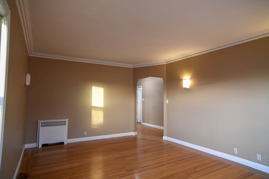 Living room - 1600 Clement St