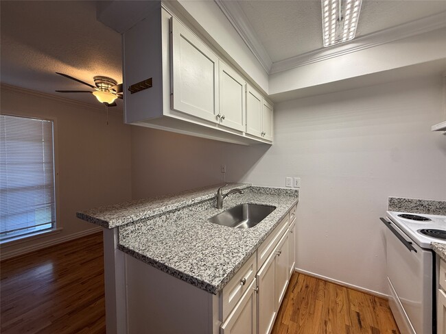 Building Photo - 425 E 9th St