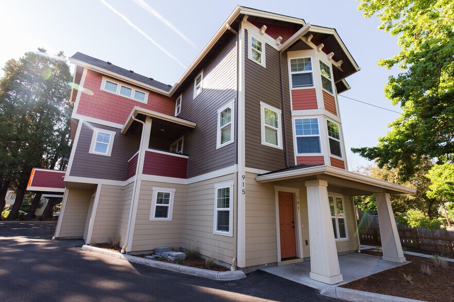 Building Photo - 915 SW 10th St