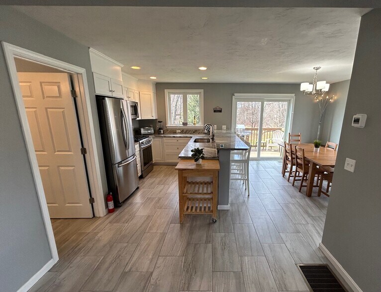 Building Photo - 676 Burncoat St