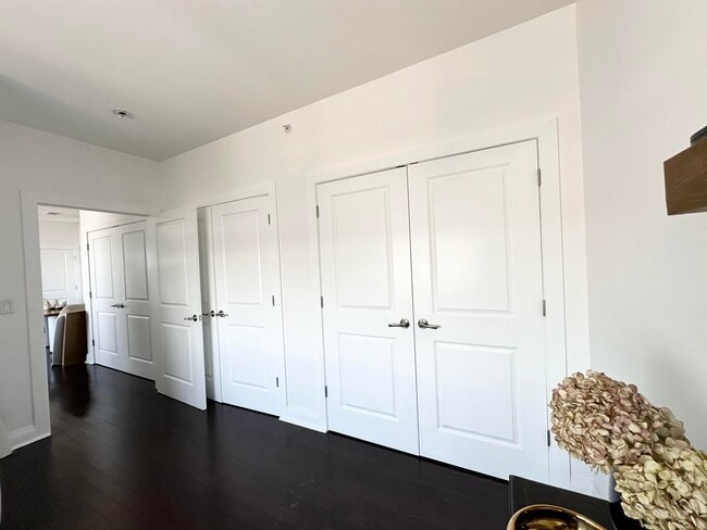 Building Photo - 1901 SUMMIT Ave