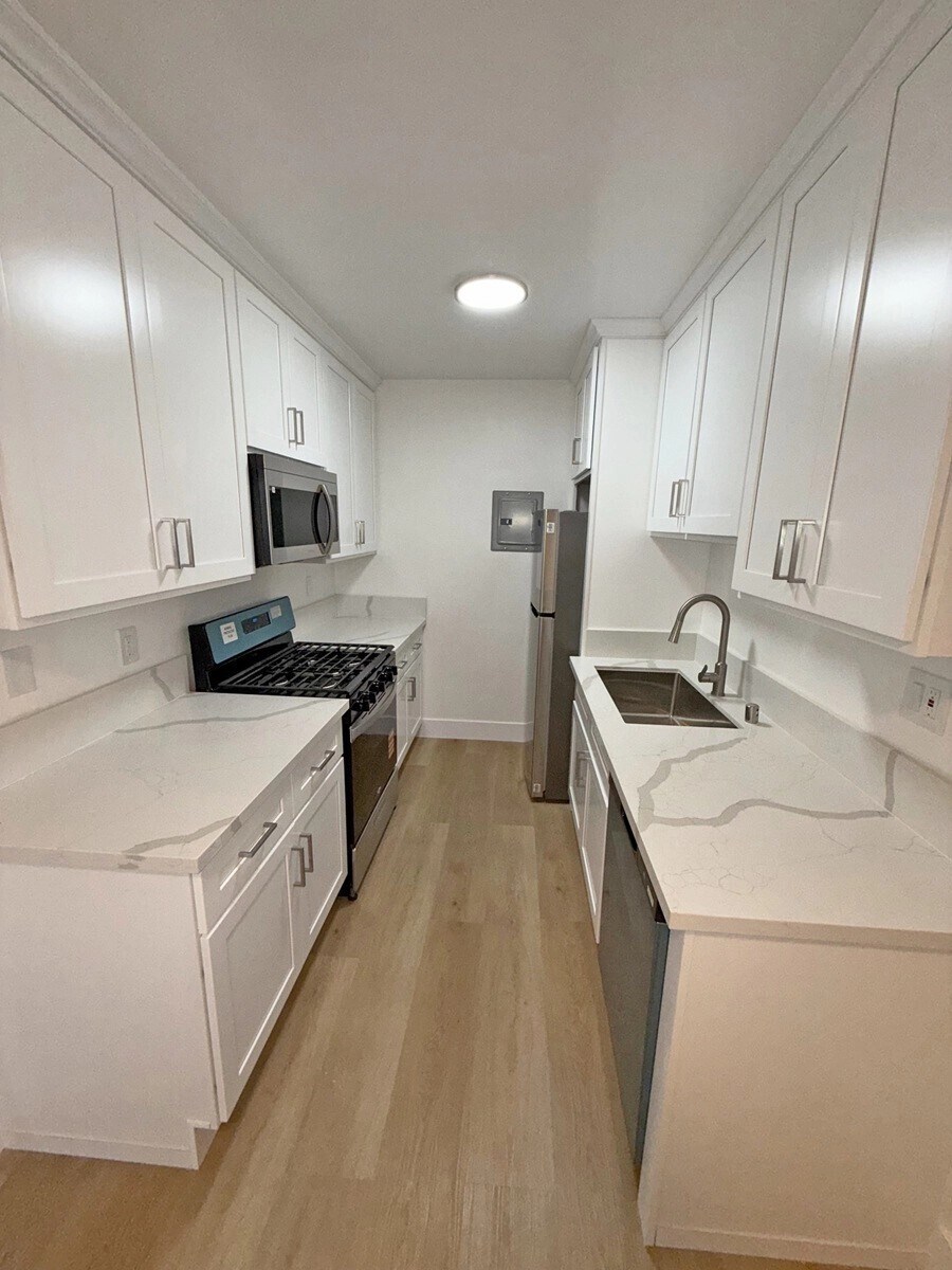 Building Photo - 1852 N Wilton Pl