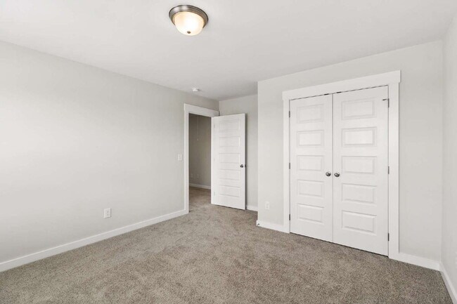 Building Photo - "Charming 3-Bed Townhouse Retreat with 2.5 Baths in Hendersonville's Heart!"