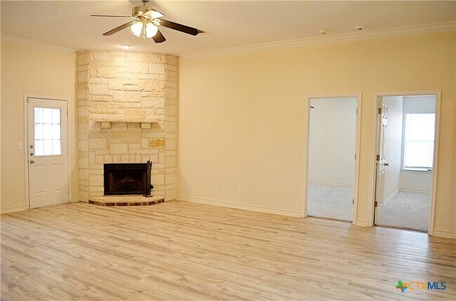 Building Photo - 2105 Merle Dr