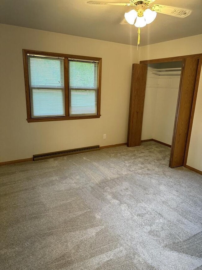 Building Photo - 2071 Maple Rd