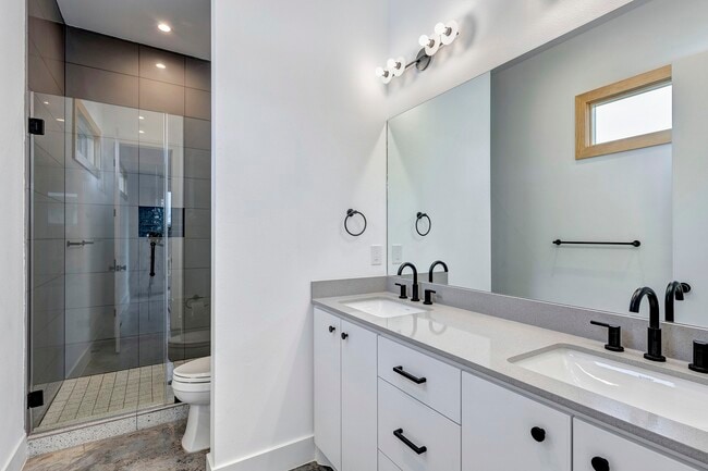 Building Photo - 907 Kern St