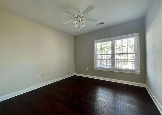 Building Photo - Available May 11th. GROUND FLOOR 3BR/2 BA Condo in Riverland Woods!