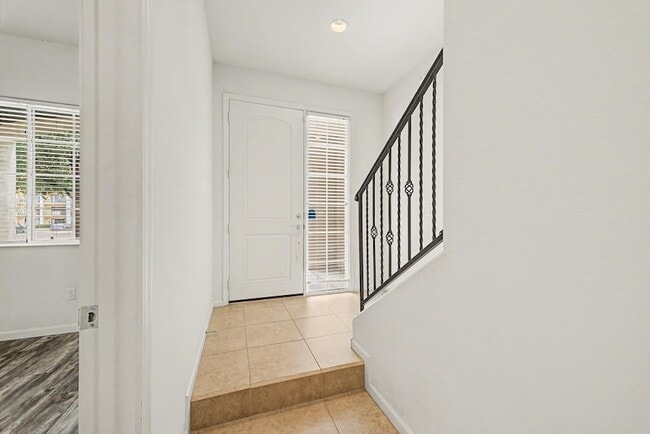 Building Photo - 124 N California St