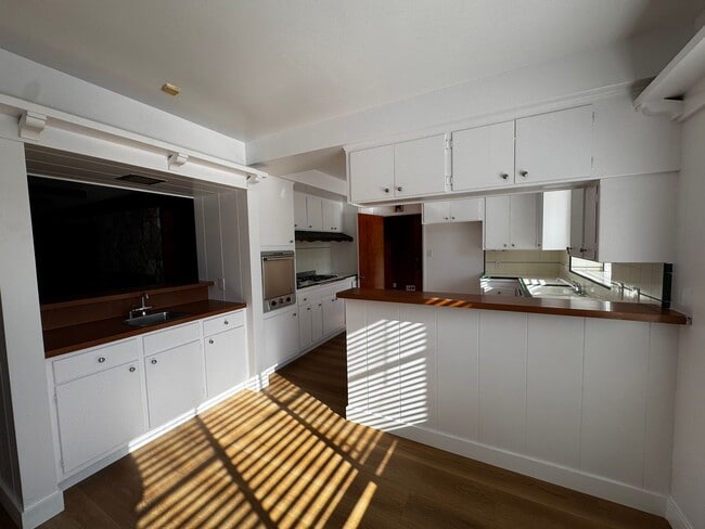 Building Photo - SPACIOUS 3 BEDROOM 2.5 BATH IN THE HEART OF LOS FELIZ