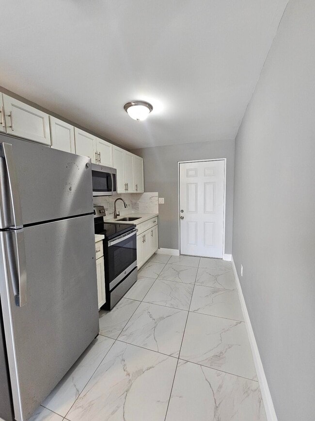 Building Photo - 933 W 7th St