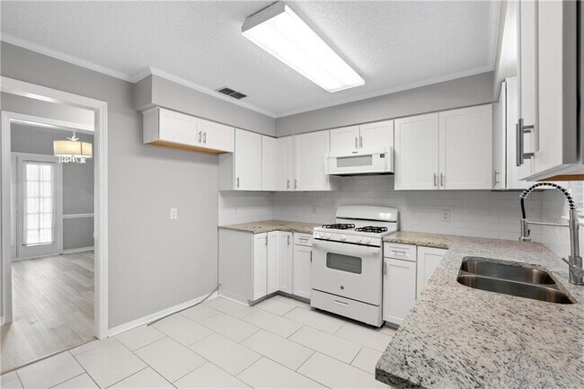 Building Photo - 408 Lakeview Dr W