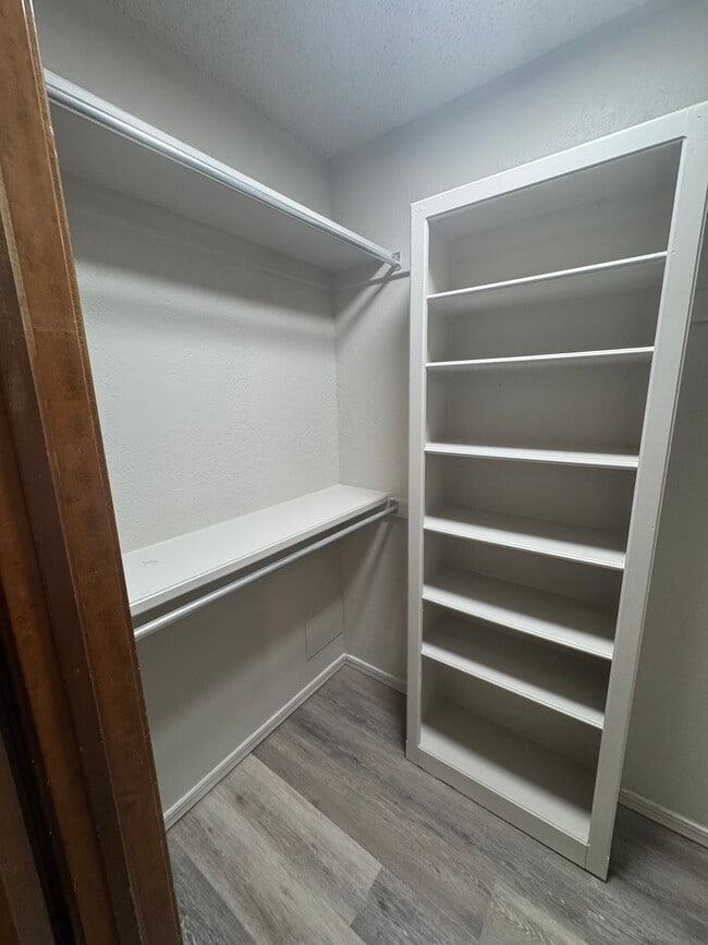 Building Photo - 325 E Parkland Dr