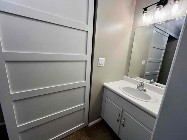 Building Photo - 31 Tilegate Glen