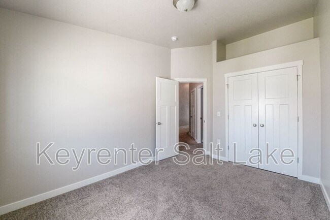 Building Photo - 1091 W Emerald Pools Ln