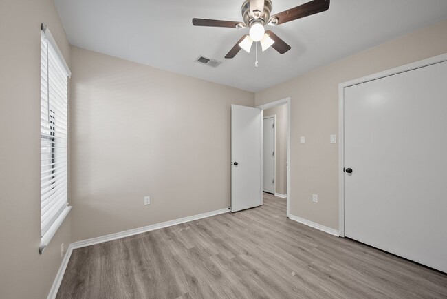Building Photo - 24 Oak Ridge Dr