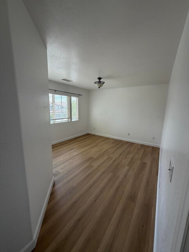 Building Photo - 1356 Comfrey Leaf Dr