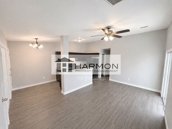 Building Photo - 818 N Crestway Ave