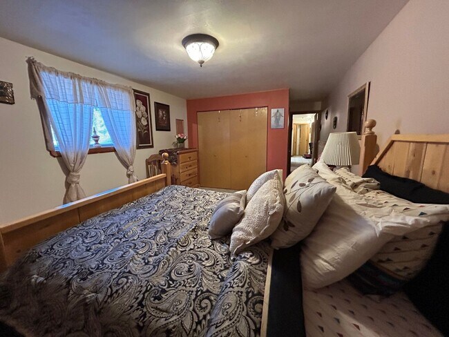 Building Photo - Beautiful Furnished 2 Bedroom Basement Apa...