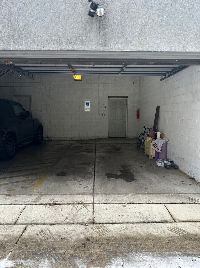 Building Photo - 1555 N Talman Ave