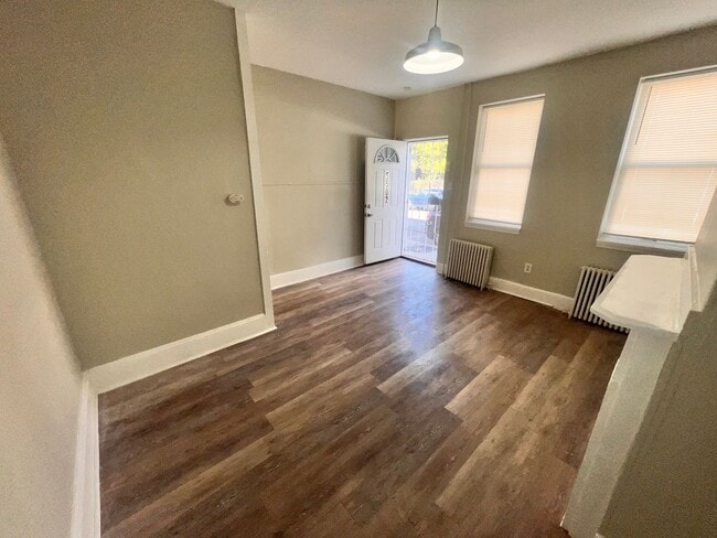 Building Photo - Contemporary 2 Bedroom Townhome w/ Updated Kitchen & Washer/dryer